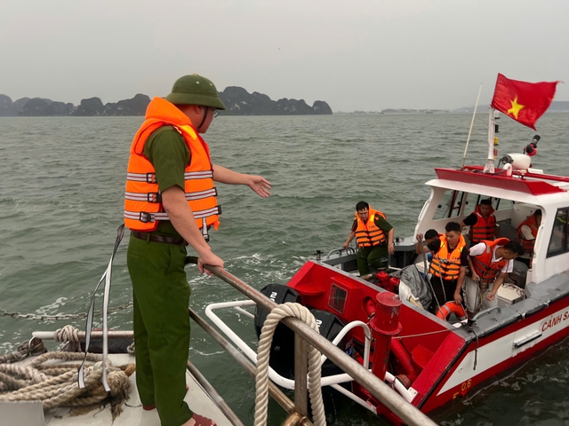 Vụ đắm tàu du lịch trên vịnh Hạ Long: Cứu được 11 người, tìm thấy thi thể 28 nạn nhân- Ảnh 5.
