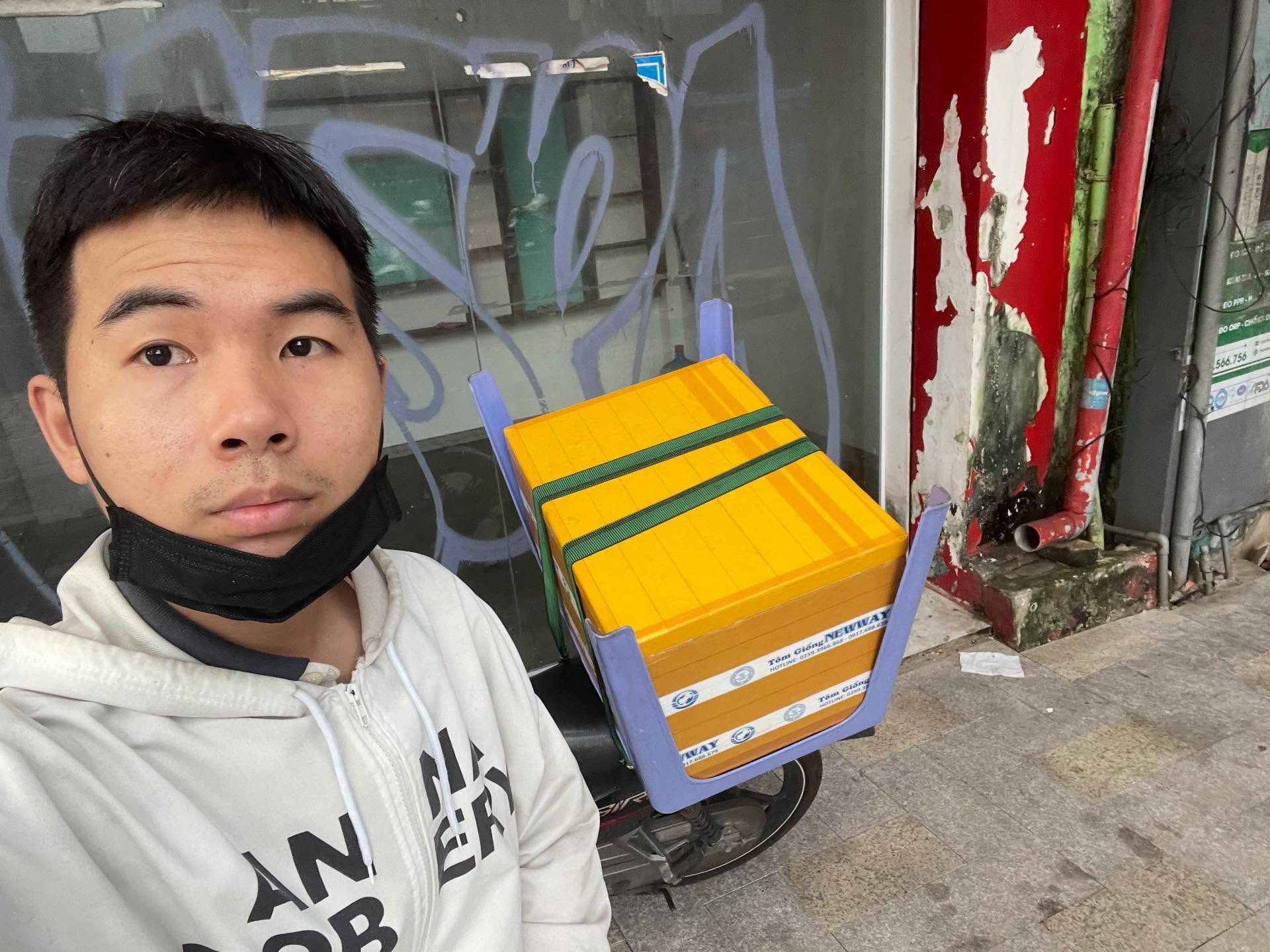 Hành trình chạy xe ôm, bán bún, dọn homestay kiếm 100 triệu mở quán nước của chàng trai 22 tuổi- Ảnh 1. Hành trình chạy xe ôm, bán bún, dọn homestay kiếm 100 triệu mở quán nước của chàng trai 22 tuổi- Ảnh 1.
