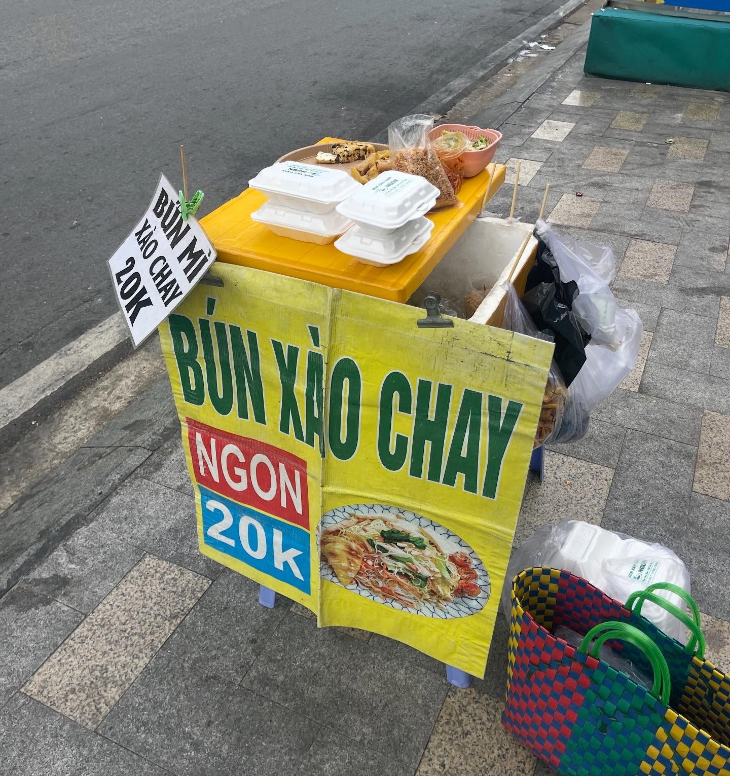 Hành trình chạy xe ôm, bán bún, dọn homestay kiếm 100 triệu mở quán nước của chàng trai 22 tuổi- Ảnh 3. Hành trình chạy xe ôm, bán bún, dọn homestay kiếm 100 triệu mở quán nước của chàng trai 22 tuổi- Ảnh 3.