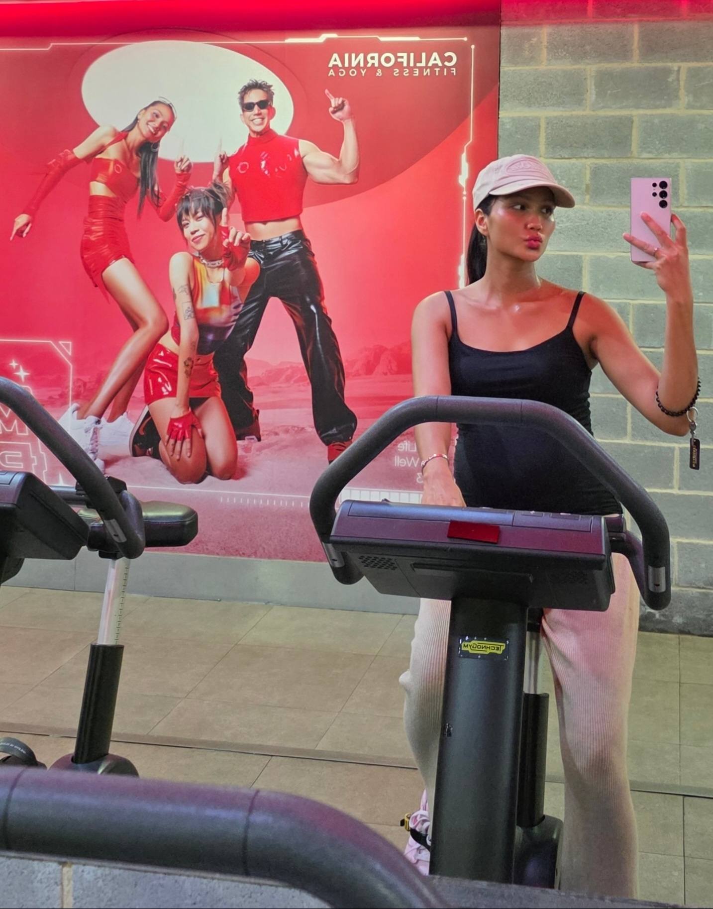H'Hen Niê bụng bầu to vượt mặt vẫn tập gym gây sốt mạng xã hội, phản ứng của dân tình gây chú ý- Ảnh 1. H'Hen Niê bụng bầu to vượt mặt vẫn tập gym gây sốt mạng xã hội, phản ứng của dân tình gây chú ý- Ảnh 1.