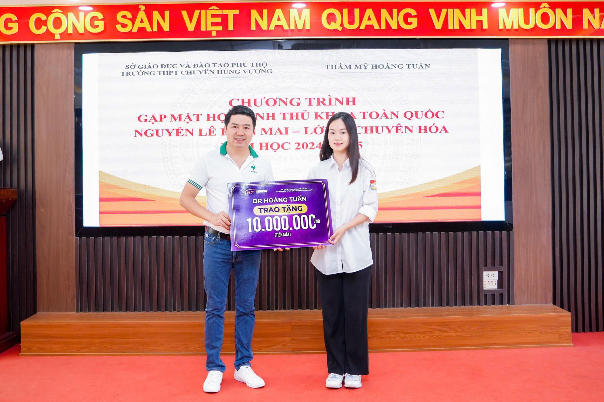 Danh tính vị Tiến sĩ tặng món quà 110 triệu đồng cho nữ thủ khoa Hiền Mai: Từng thưởng nóng cho Xuân Son 100 triệu, sở hữu căn biệt thự rộng đến 6.000m2- Ảnh 1. Danh tính vị Tiến sĩ tặng món quà 110 triệu đồng cho nữ thủ khoa Hiền Mai: Từng thưởng nóng cho Xuân Son 100 triệu, sở hữu căn biệt thự rộng đến 6.000m2- Ảnh 1.