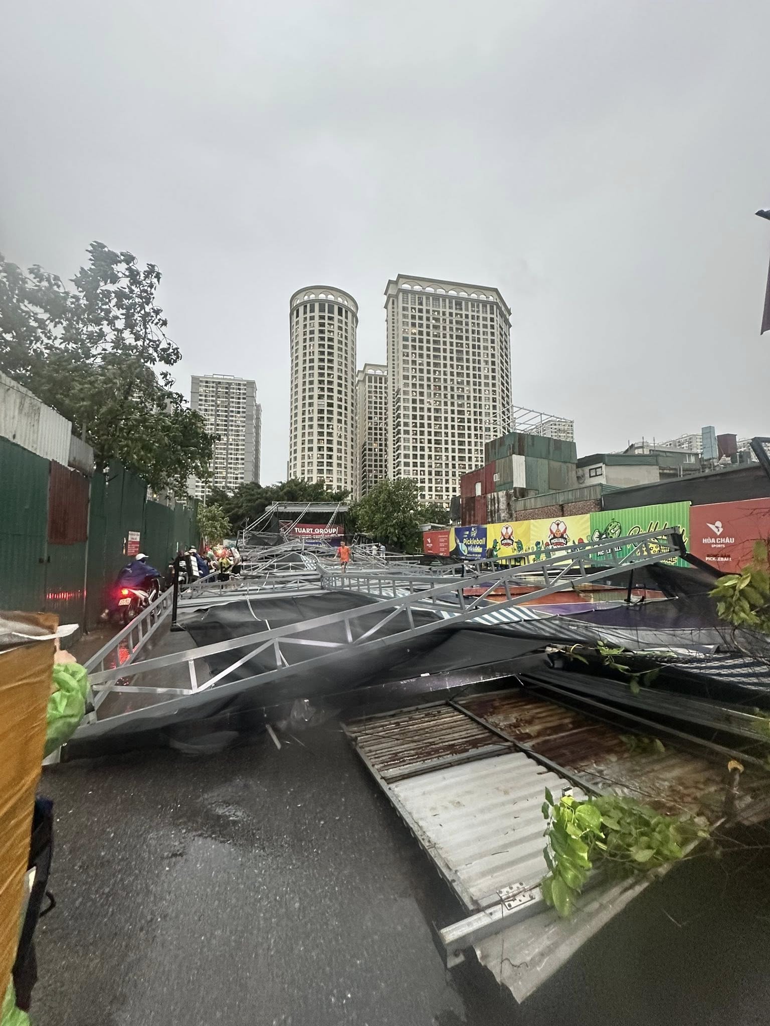 Diễn biến toàn cảnh cơn giông lốc bất ngờ “đánh úp” chiều 19/7 khiến người dân Hà Nội không kịp trở tay- Ảnh 20.