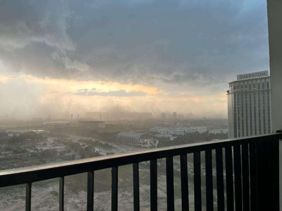 Diễn biến toàn cảnh cơn giông lốc bất ngờ “đánh úp” chiều 19/7 khiến người dân Hà Nội không kịp trở tay- Ảnh 1.