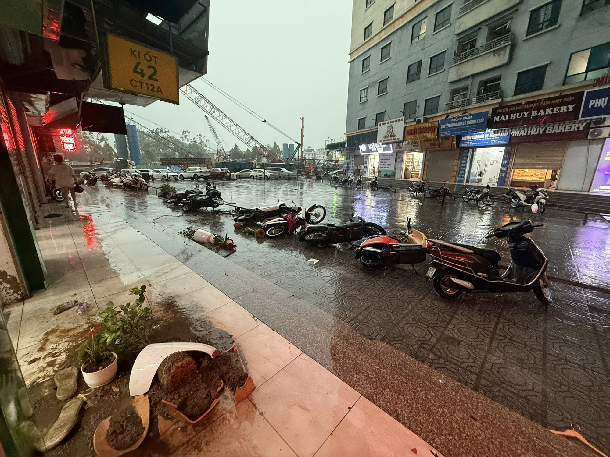 Diễn biến toàn cảnh cơn giông lốc bất ngờ “đánh úp” chiều 19/7 khiến người dân Hà Nội không kịp trở tay- Ảnh 15.