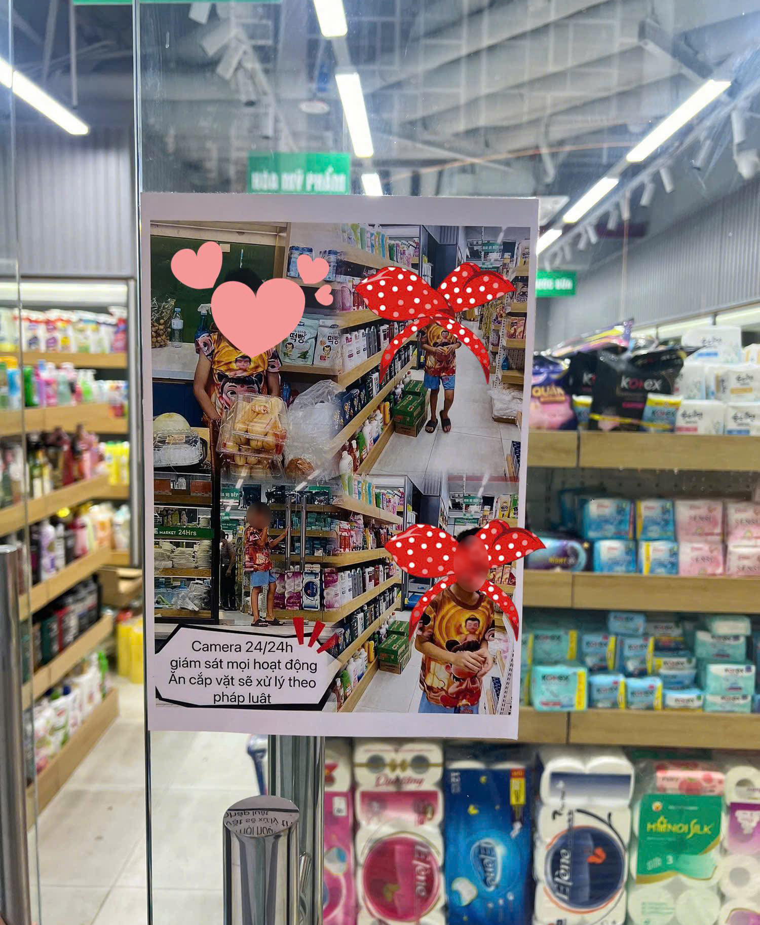 Một siêu thị ở Hà Nội dán ảnh trẻ em kèm cảnh báo trộm cắp trước cửa: Ghi nhận mới nhất!- Ảnh 2.