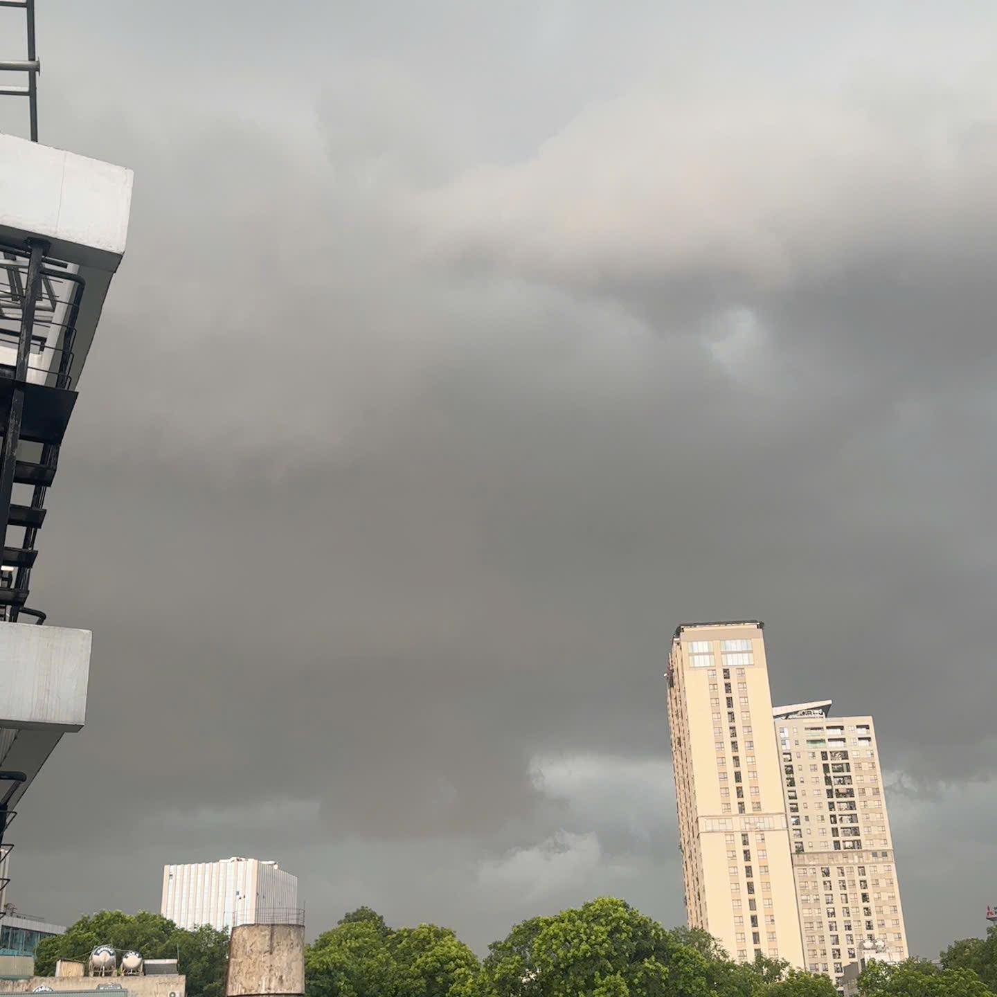 Diễn biến toàn cảnh cơn giông lốc bất ngờ “đánh úp” chiều 19/7 khiến người dân Hà Nội không kịp trở tay- Ảnh 3.