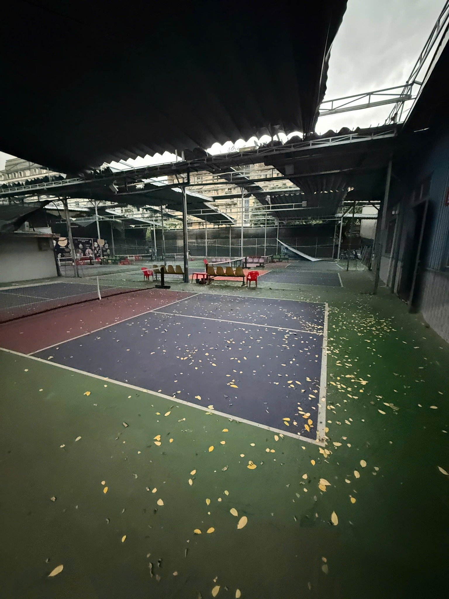 Mưa gió lớn làm sập loạt sân pickleball ở Hà Nội, mái tôn bay, người chơi tháo chạy- Ảnh 10. Mưa gió lớn làm sập loạt sân pickleball ở Hà Nội, mái tôn bay, người chơi tháo chạy- Ảnh 10.