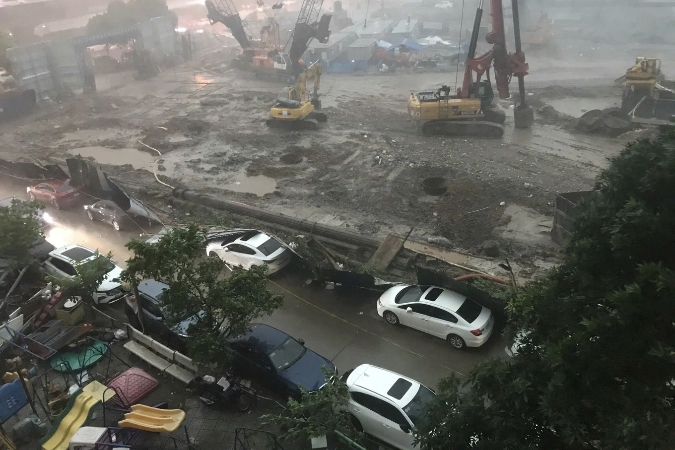 Diễn biến toàn cảnh cơn giông lốc bất ngờ “đánh úp” chiều 19/7 khiến người dân Hà Nội không kịp trở tay- Ảnh 16.