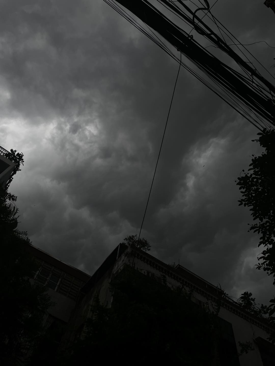 Diễn biến toàn cảnh cơn giông lốc bất ngờ “đánh úp” chiều 19/7 khiến người dân Hà Nội không kịp trở tay- Ảnh 14.