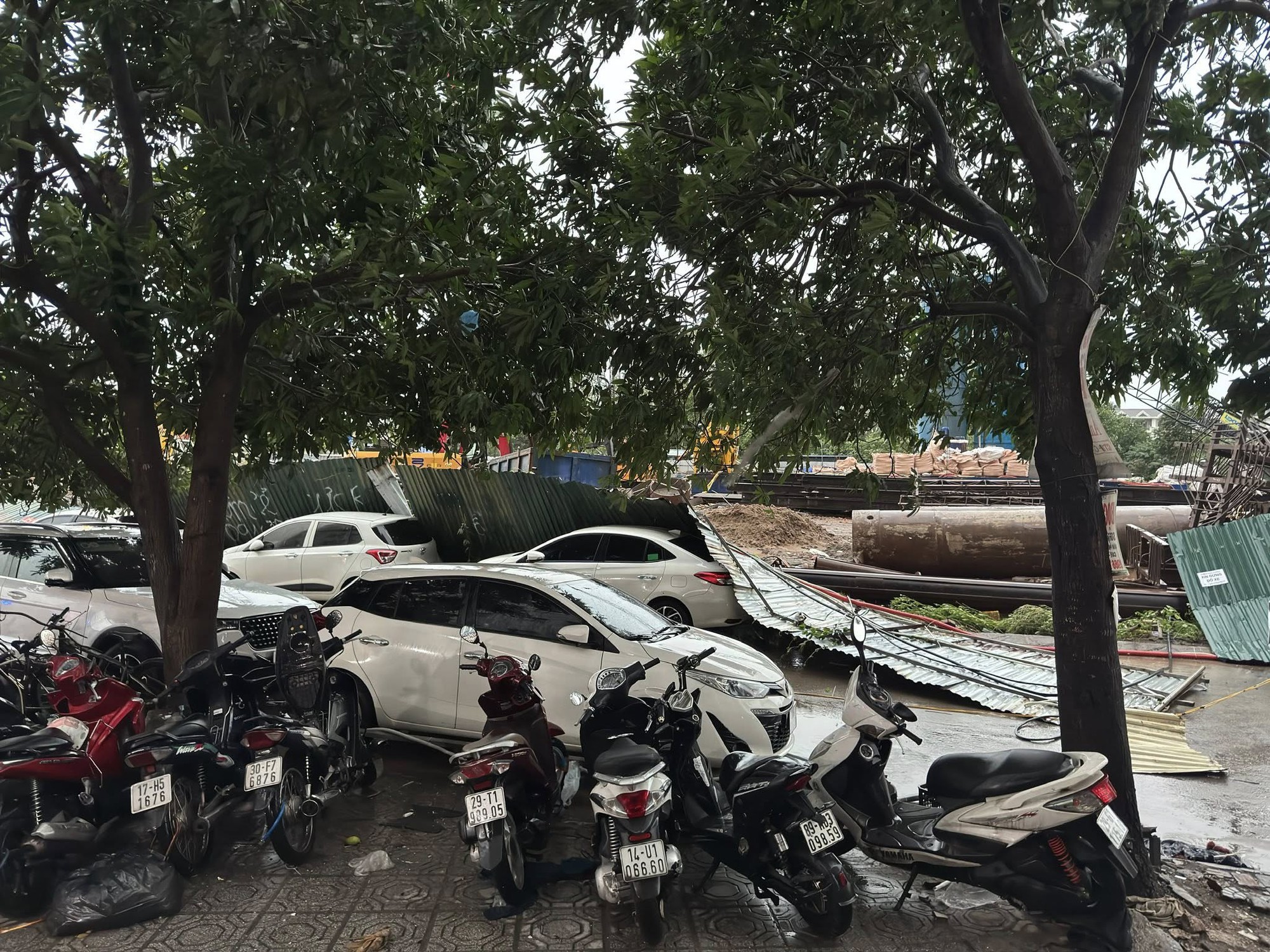 Diễn biến toàn cảnh cơn giông lốc bất ngờ “đánh úp” chiều 19/7 khiến người dân Hà Nội không kịp trở tay- Ảnh 18.