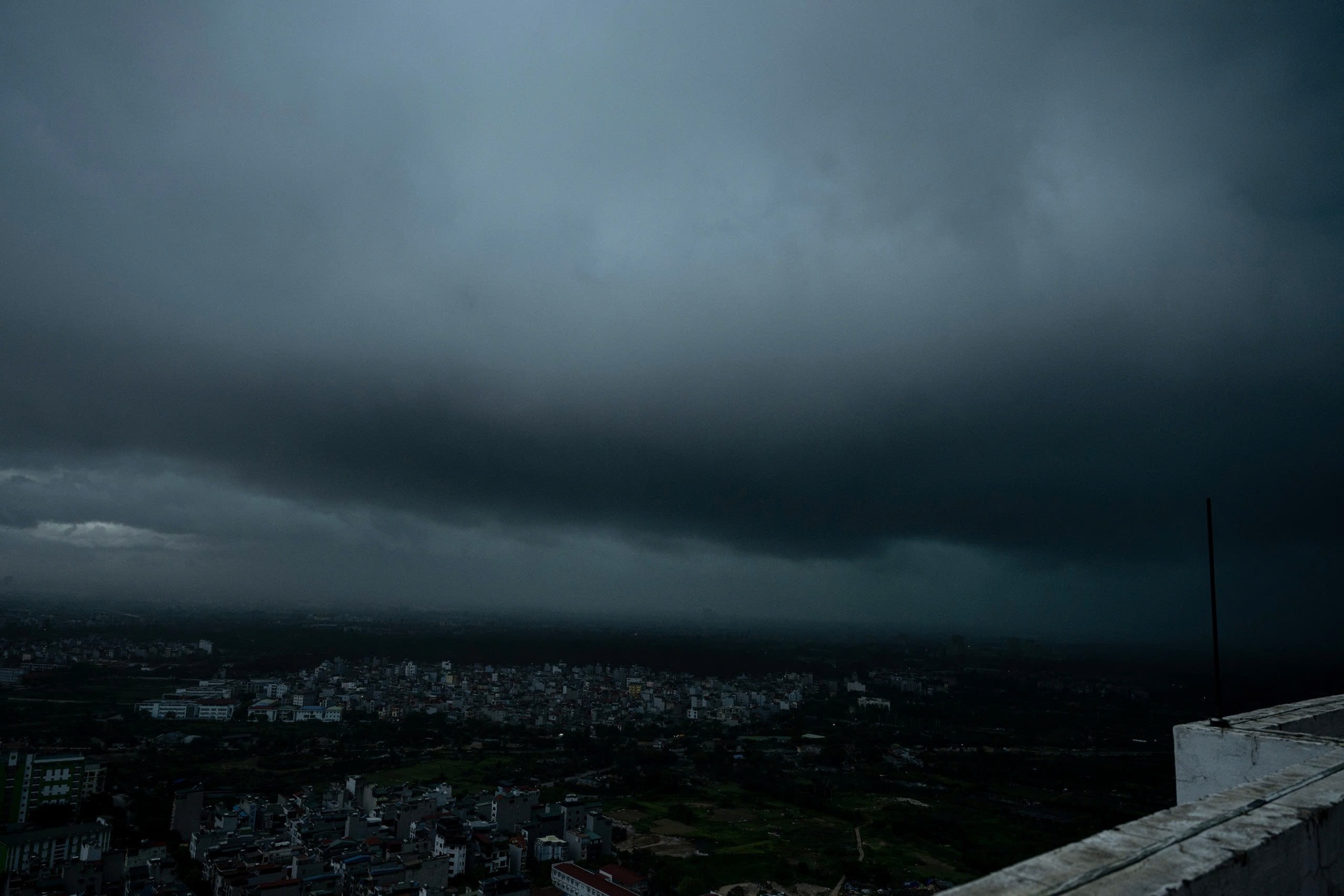 Diễn biến toàn cảnh cơn giông lốc bất ngờ “đánh úp” chiều 19/7 khiến người dân Hà Nội không kịp trở tay- Ảnh 8.