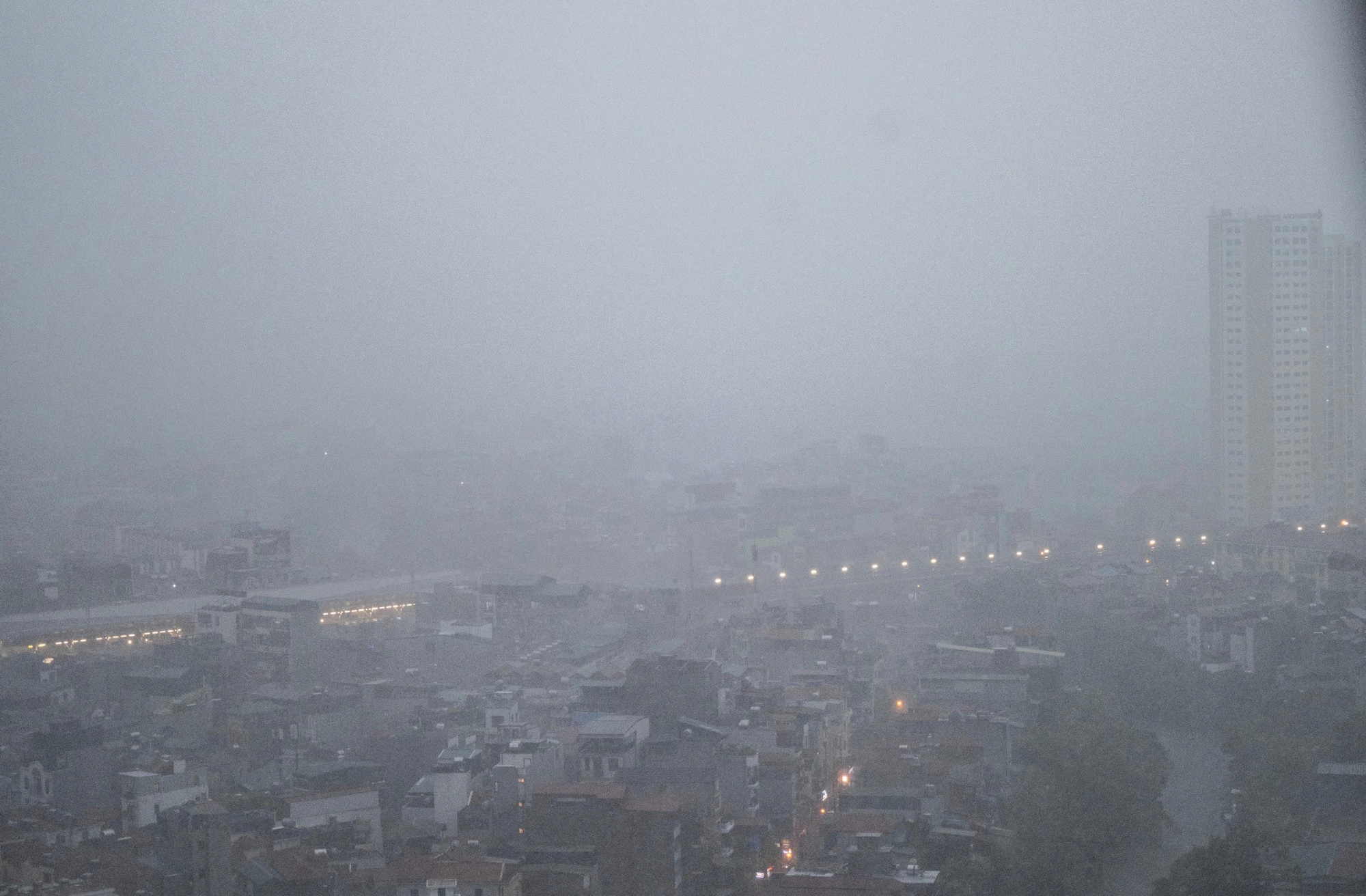 Diễn biến toàn cảnh cơn giông lốc bất ngờ “đánh úp” chiều 19/7 khiến người dân Hà Nội không kịp trở tay- Ảnh 13.