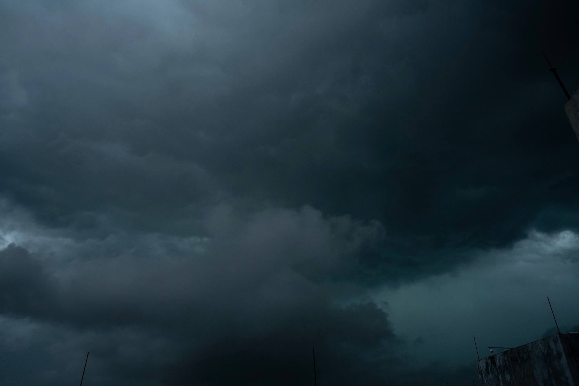 Diễn biến toàn cảnh cơn giông lốc bất ngờ “đánh úp” chiều 19/7 khiến người dân Hà Nội không kịp trở tay- Ảnh 7.