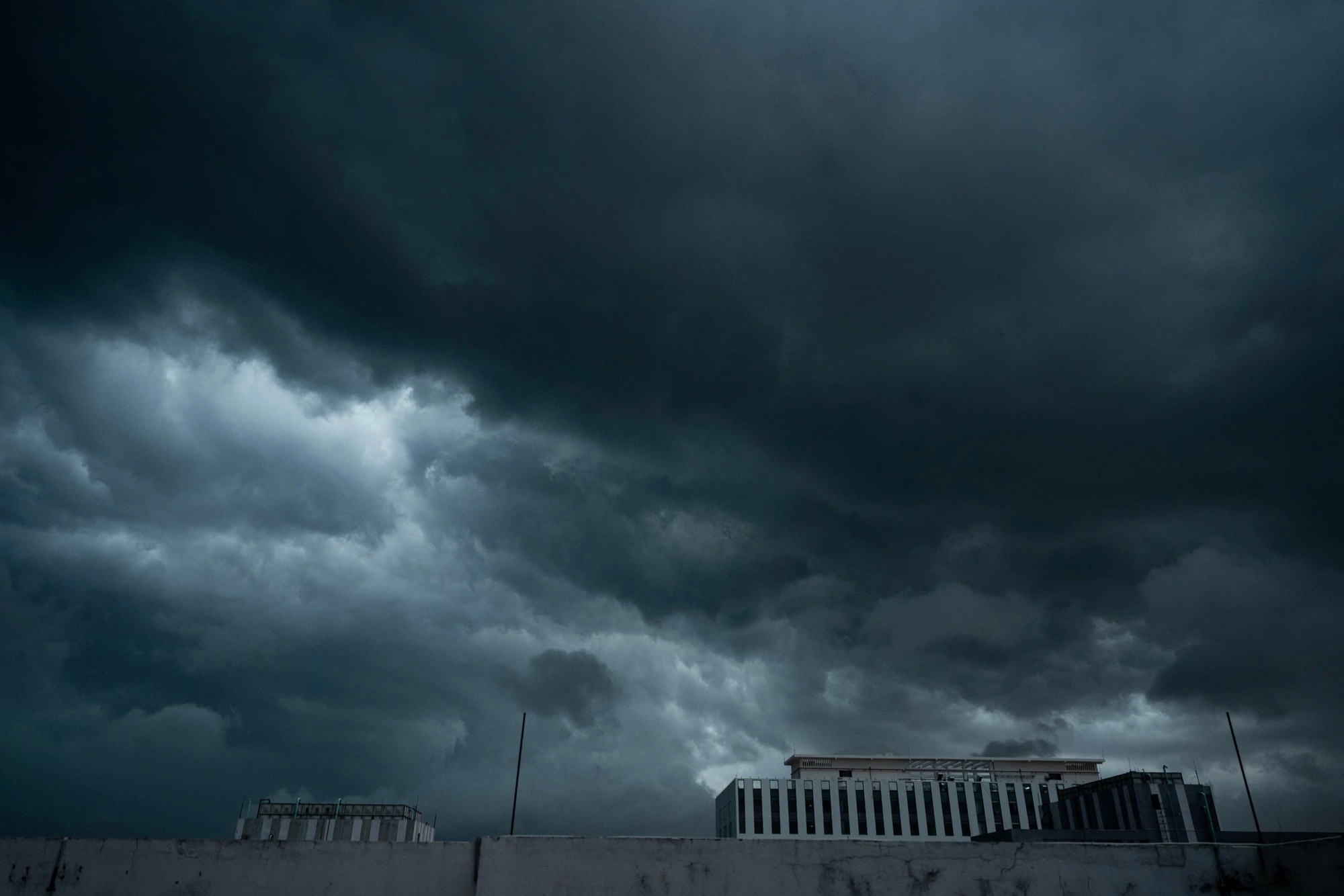 Diễn biến toàn cảnh cơn giông lốc bất ngờ “đánh úp” chiều 19/7 khiến người dân Hà Nội không kịp trở tay- Ảnh 5.