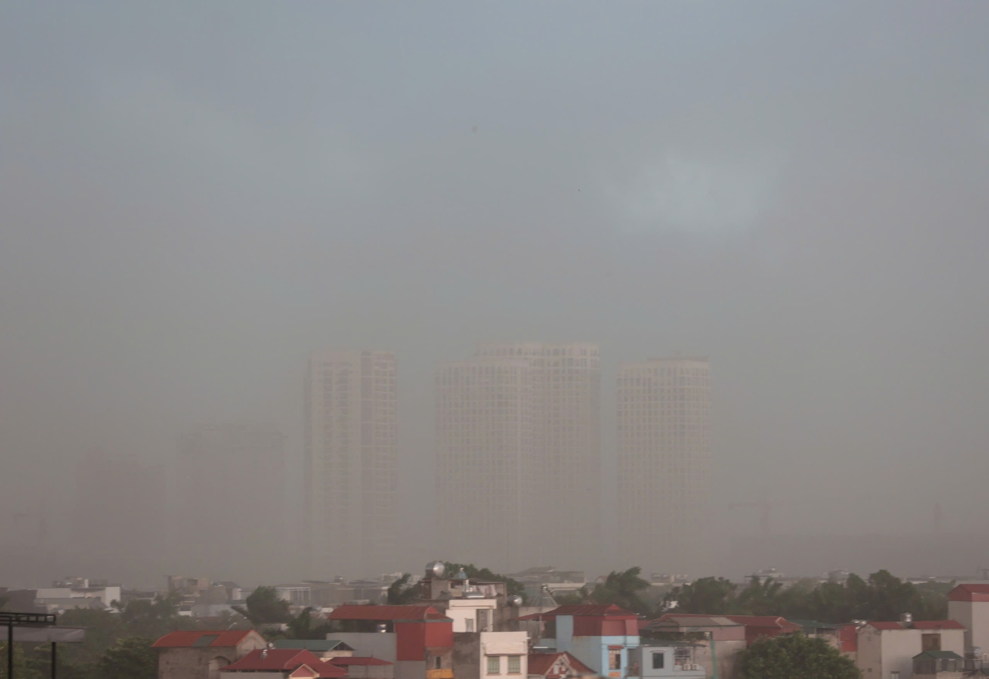 Diễn biến toàn cảnh cơn giông lốc bất ngờ “đánh úp” chiều 19/7 khiến người dân Hà Nội không kịp trở tay- Ảnh 12.