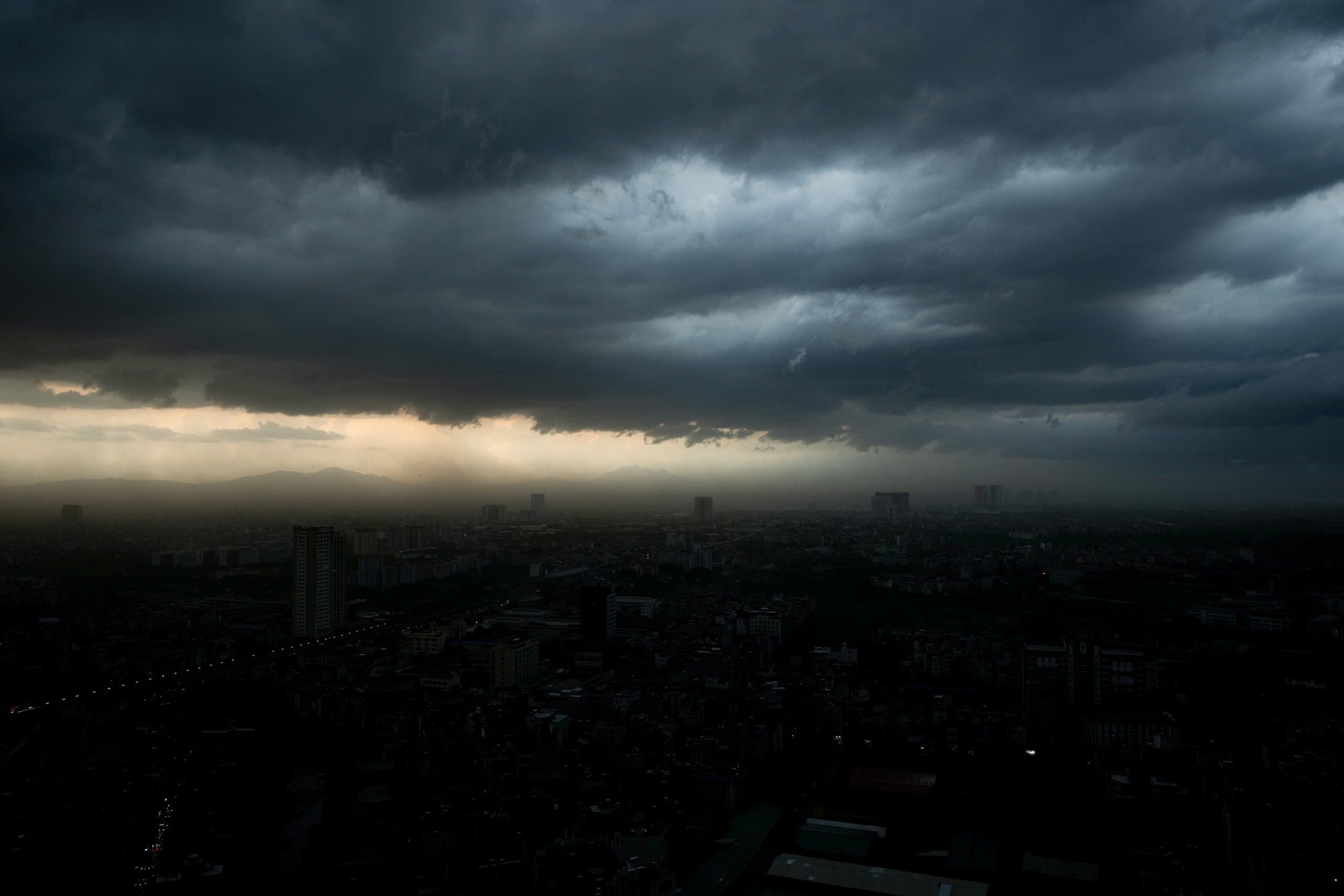 Diễn biến toàn cảnh cơn giông lốc bất ngờ “đánh úp” chiều 19/7 khiến người dân Hà Nội không kịp trở tay- Ảnh 6.