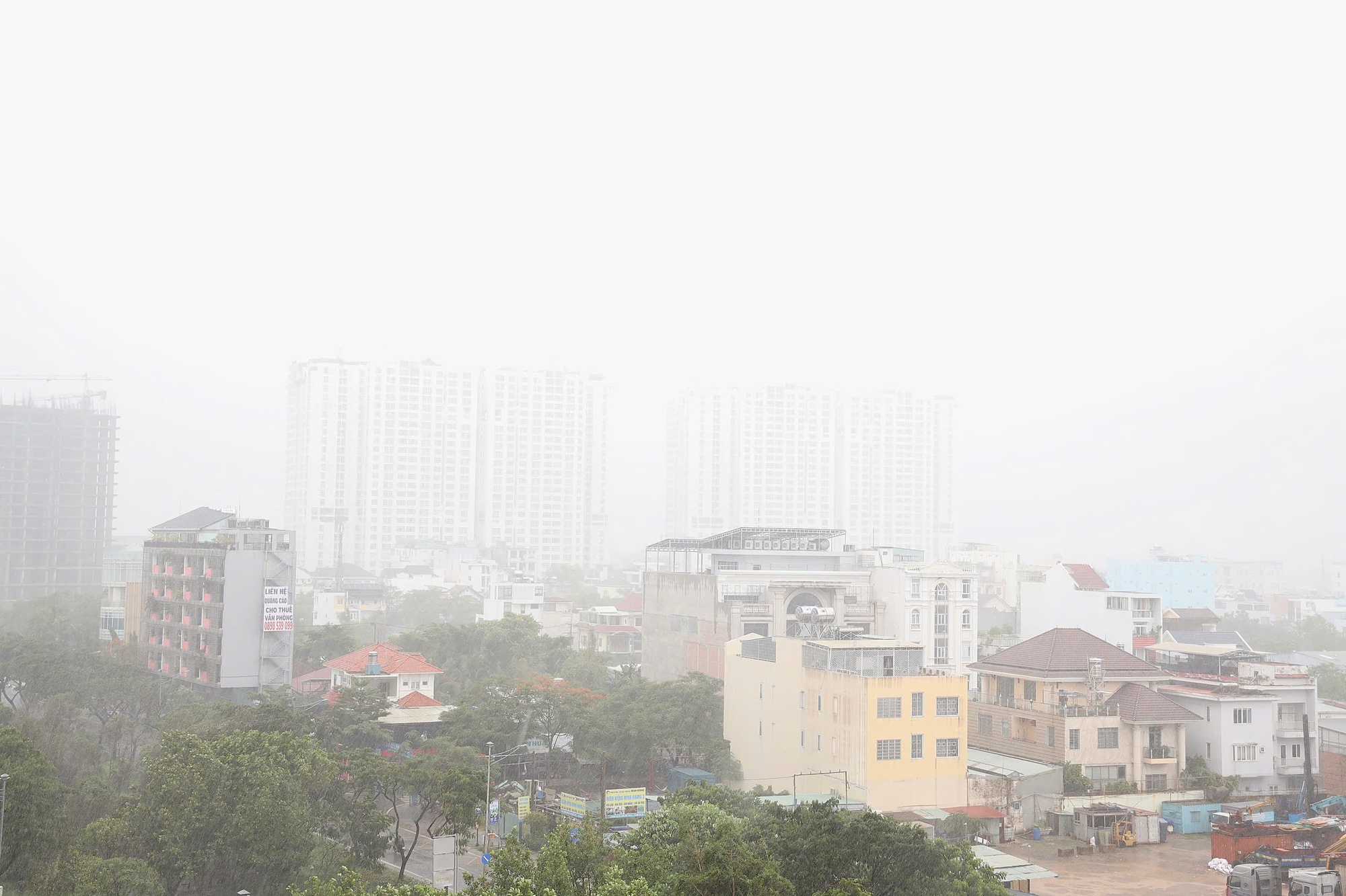Mưa lớn trút xuống TP HCM kèm gió giật mạnh- Ảnh 2. Mưa lớn trút xuống TP HCM kèm gió giật mạnh- Ảnh 2.