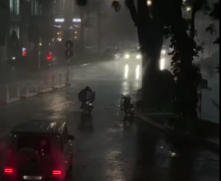 Vì sao bão chưa vào, miền Bắc đã hứng mưa dông dữ dội?- Ảnh 1. Vì sao bão chưa vào, miền Bắc đã hứng mưa dông dữ dội?- Ảnh 1.