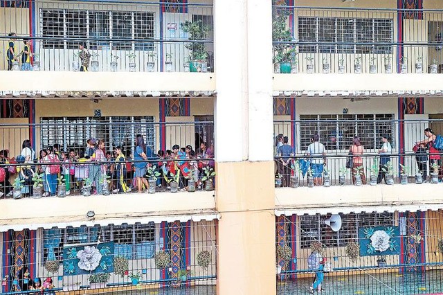Bão Wipha di chuyển về phía Philippines khiến gần 100.000 người ảnh hưởng, Hong Kong dự kiến nâng mức cảnh báo- Ảnh 2. Bão Wipha di chuyển về phía Philippines khiến gần 100.000 người ảnh hưởng, Hong Kong dự kiến nâng mức cảnh báo- Ảnh 2.