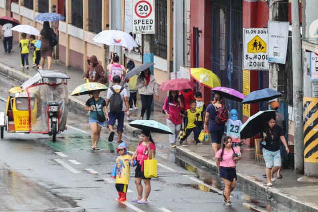 Bão Wipha di chuyển về phía Philippines khiến gần 100.000 người ảnh hưởng, Hong Kong dự kiến nâng mức cảnh báo- Ảnh 3. Bão Wipha di chuyển về phía Philippines khiến gần 100.000 người ảnh hưởng, Hong Kong dự kiến nâng mức cảnh báo- Ảnh 3.
