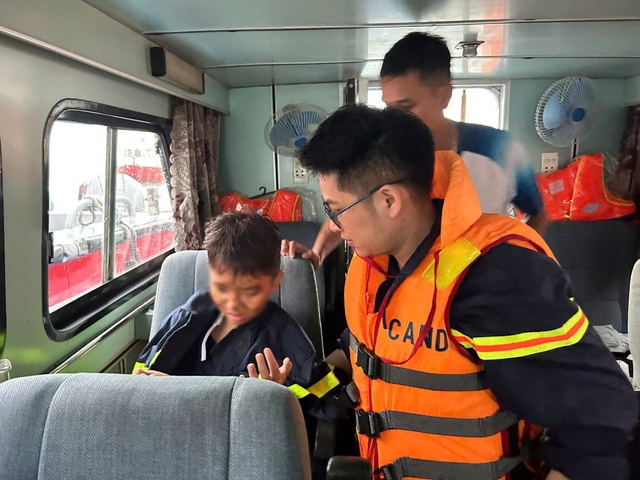 Vụ đắm tàu du lịch trên vịnh Hạ Long: Cứu được 11 người, tìm thấy thi thể 28 nạn nhân- Ảnh 2.