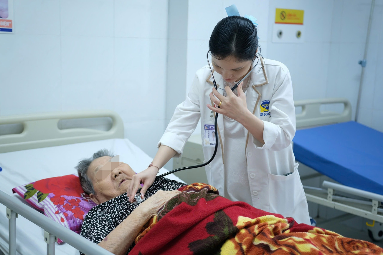Bơm 'xi măng' vào xương sống cứu cụ bà 102 tuổi- Ảnh 2. Bơm 'xi măng' vào xương sống cứu cụ bà 102 tuổi- Ảnh 2.