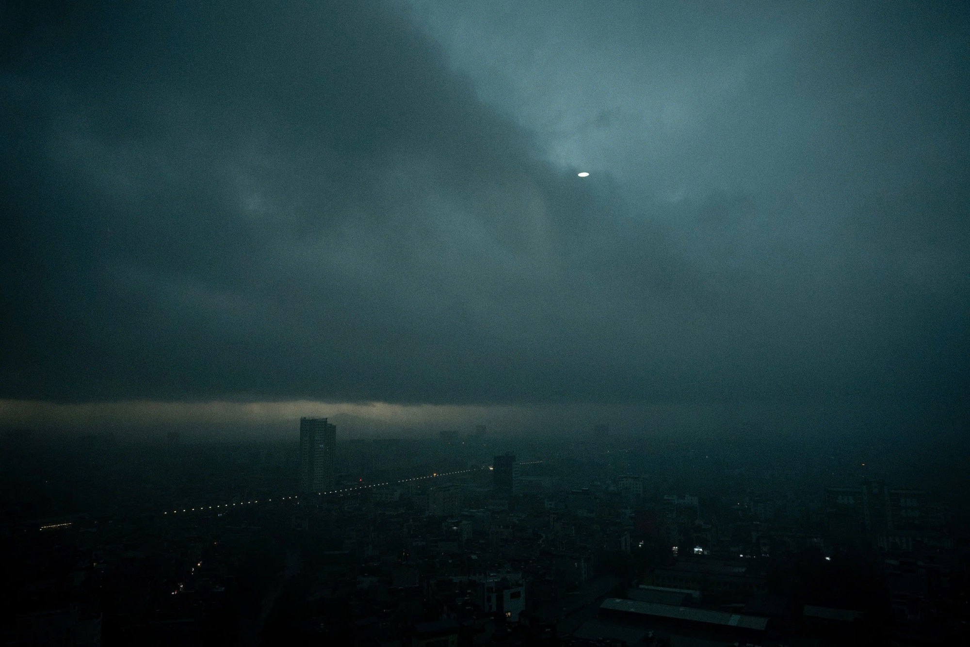 Diễn biến toàn cảnh cơn giông lốc bất ngờ “đánh úp” chiều 19/7 khiến người dân Hà Nội không kịp trở tay- Ảnh 10.