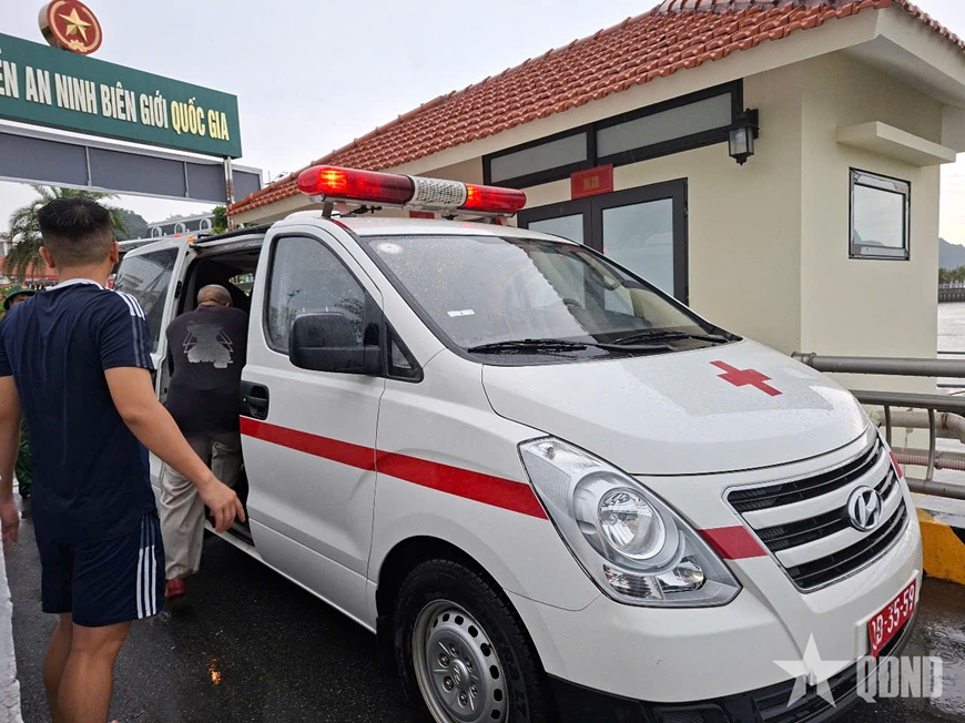 Đắm tàu du lịch trên Vịnh Hạ Long chở 53 người: Cứu được 7 người, đưa 3 thi thể lên bờ- Ảnh 2.