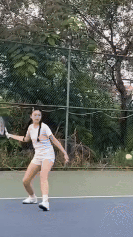 Mê mẩn ngắm ái nữ nhà MC Quyền Linh đập bóng chuyền - ném bóng rổ - đánh bóng chày - chơi tennis cực cuốn!- Ảnh 6. Mê mẩn ngắm ái nữ nhà MC Quyền Linh đập bóng chuyền - ném bóng rổ - đánh bóng chày - chơi tennis cực cuốn!- Ảnh 6.