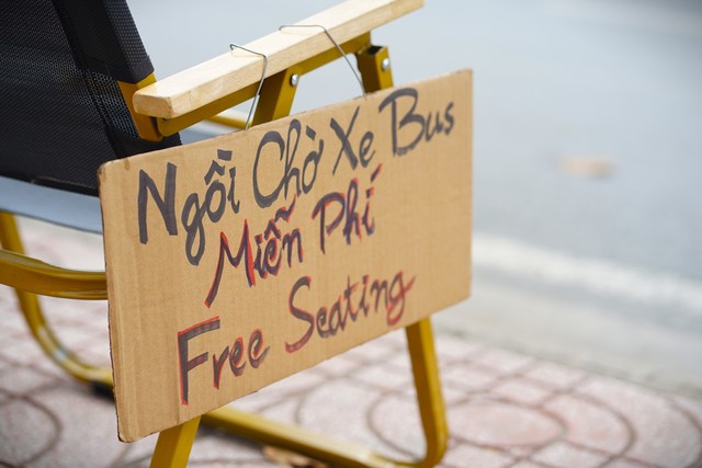 Một chủ quán nước ở TP.HCM âm thầm đặt hai chiếc ghế bên đường mỗi sáng, cùng tấm bảng nhỏ ai nhìn cũng thấy mê!- Ảnh 1. Một chủ quán nước ở TP.HCM âm thầm đặt hai chiếc ghế bên đường mỗi sáng, cùng tấm bảng nhỏ ai nhìn cũng thấy mê!- Ảnh 1.