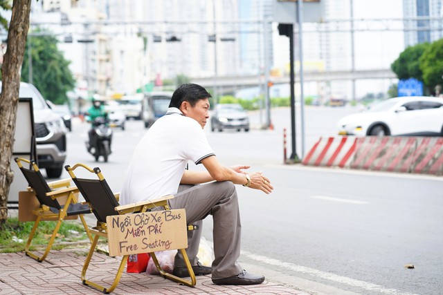 Một chủ quán nước ở TP.HCM âm thầm đặt hai chiếc ghế bên đường mỗi sáng, cùng tấm bảng nhỏ ai nhìn cũng thấy mê!- Ảnh 5. Một chủ quán nước ở TP.HCM âm thầm đặt hai chiếc ghế bên đường mỗi sáng, cùng tấm bảng nhỏ ai nhìn cũng thấy mê!- Ảnh 5.