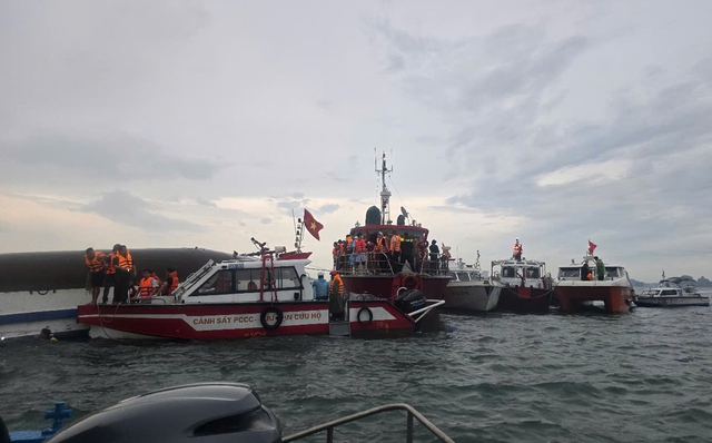 Vụ đắm tàu du lịch trên vịnh Hạ Long: Cứu được 11 người, tìm thấy thi thể 28 nạn nhân- Ảnh 1.