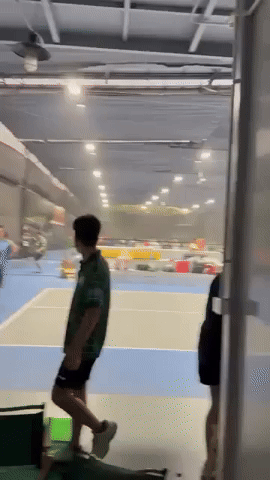 Mưa gió lớn làm sập loạt sân pickleball ở Hà Nội, mái tôn bay, người chơi tháo chạy- Ảnh 4. Mưa gió lớn làm sập loạt sân pickleball ở Hà Nội, mái tôn bay, người chơi tháo chạy- Ảnh 4.