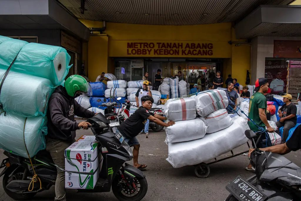 300.000 người mất việc trong 2 năm, nhà máy đóng cửa ồ ạt vì hàng giá rẻ Trung Quốc: 'Cơn đau đầu' khó chữa của nền kinh tế gần 300 triệu dân tại Đông Nam Á trước khi thuế quan ập đến- Ảnh 2. 300.000 người mất việc trong 2 năm, nhà máy đóng cửa ồ ạt vì hàng giá rẻ Trung Quốc: 'Cơn đau đầu' khó chữa của nền kinh tế gần 300 triệu dân tại Đông Nam Á trước khi thuế quan ập đến- Ảnh 2.