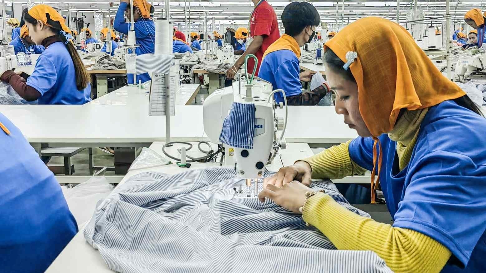 300.000 người mất việc trong 2 năm, nhà máy đóng cửa ồ ạt vì hàng giá rẻ Trung Quốc: 'Cơn đau đầu' khó chữa của nền kinh tế gần 300 triệu dân tại Đông Nam Á trước khi thuế quan ập đến- Ảnh 1. 300.000 người mất việc trong 2 năm, nhà máy đóng cửa ồ ạt vì hàng giá rẻ Trung Quốc: 'Cơn đau đầu' khó chữa của nền kinh tế gần 300 triệu dân tại Đông Nam Á trước khi thuế quan ập đến- Ảnh 1.
