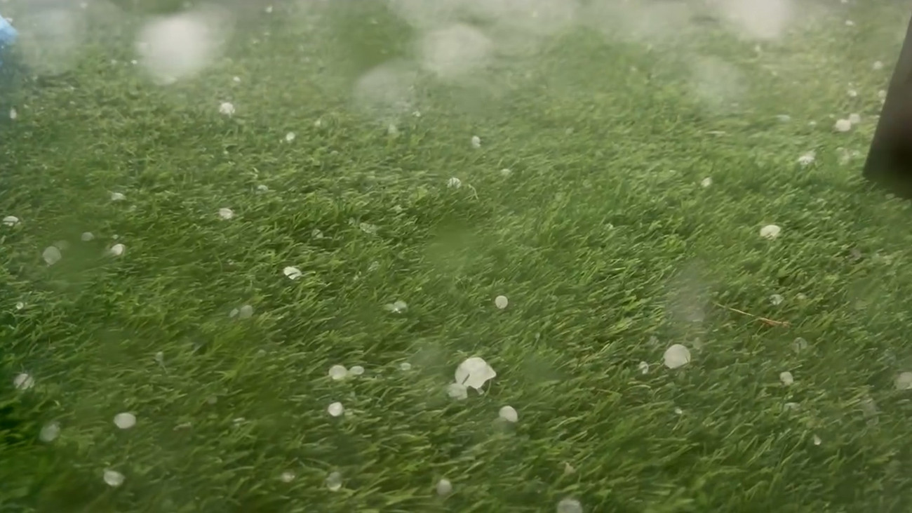 Quảng Ninh xuất hiện giông mạnh kèm mưa đá, sấm sét, xe cộ 'chết cứng' trên đường- Ảnh 1.