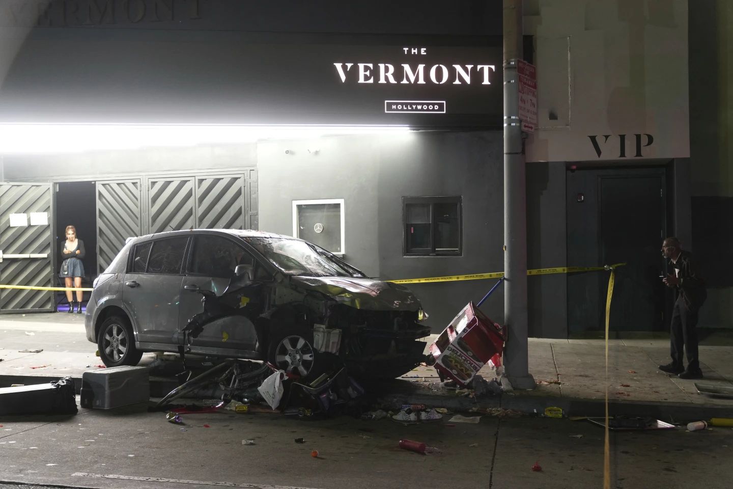 Ô tô lao vào đám đông ở Los Angeles, hàng loạt người đổ gục- Ảnh 1. Ô tô lao vào đám đông ở Los Angeles, hàng loạt người đổ gục- Ảnh 1.