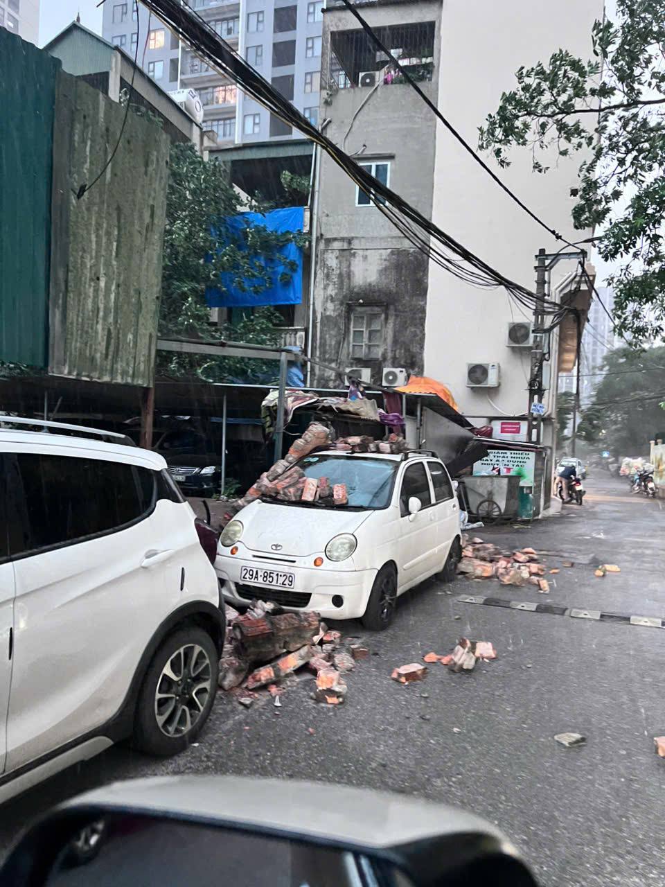 Chùm ảnh: Đường phố Hà Nội tan hoang sau cơn giông kinh hoàng, cây xanh bật gốc và gãy đổ hàng loạt- Ảnh 17.