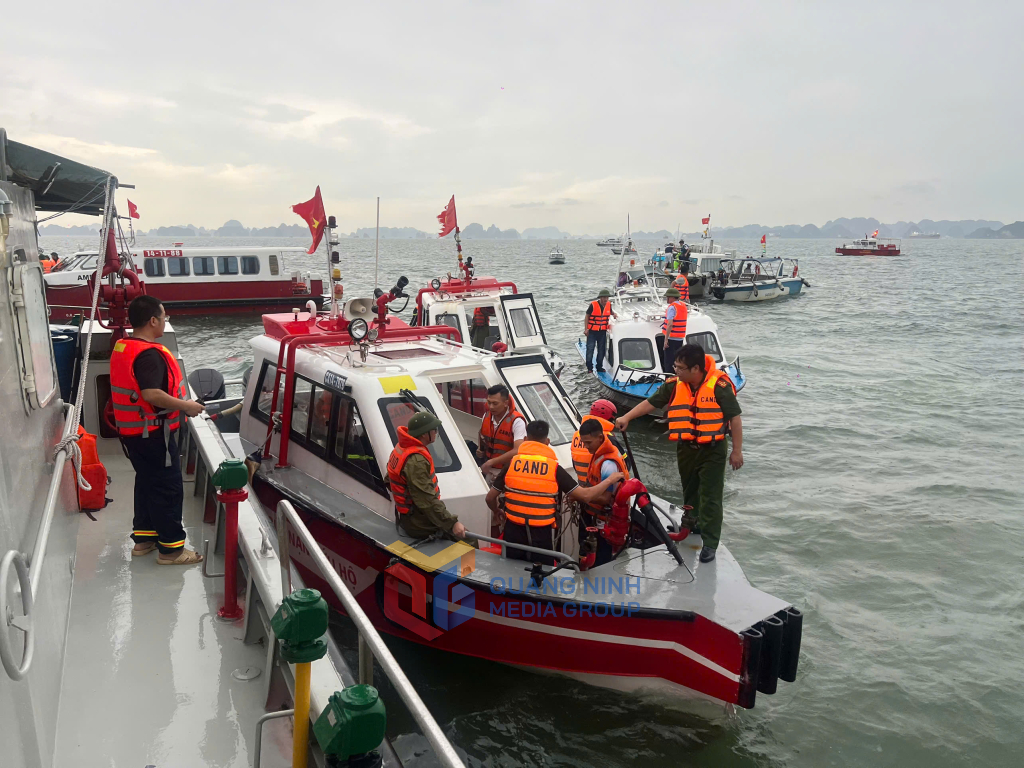 Clip hiện trường vụ đắm tàu du lịch trên Vịnh Hạ Long khiến 5 người tử vong, 38 người mất tích- Ảnh 10.