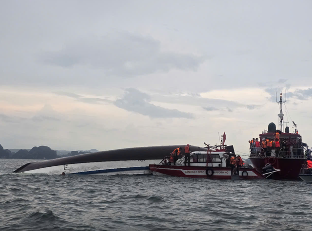 Clip khoảnh khắc tàu du lịch lật úp giữa Vịnh Hạ Long khiến nhiều người chết và mất tích- Ảnh 1.