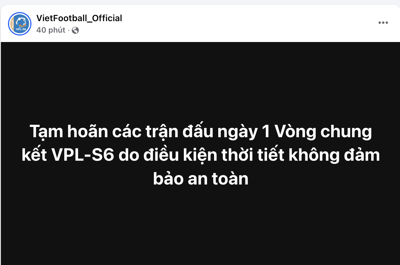 Sân bóng tại Hà Nội tan hoang do mưa dông dữ dội, mỹ nhân bóng đá bị gió thổi ngã dúi dụi- Ảnh 3. Sân bóng tại Hà Nội tan hoang do mưa dông dữ dội, mỹ nhân bóng đá bị gió thổi ngã dúi dụi- Ảnh 3.