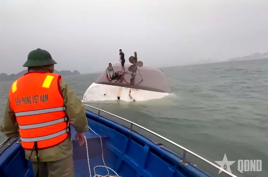 Clip hiện trường vụ đắm tàu du lịch trên Vịnh Hạ Long khiến 5 người tử vong, 38 người mất tích- Ảnh 4.