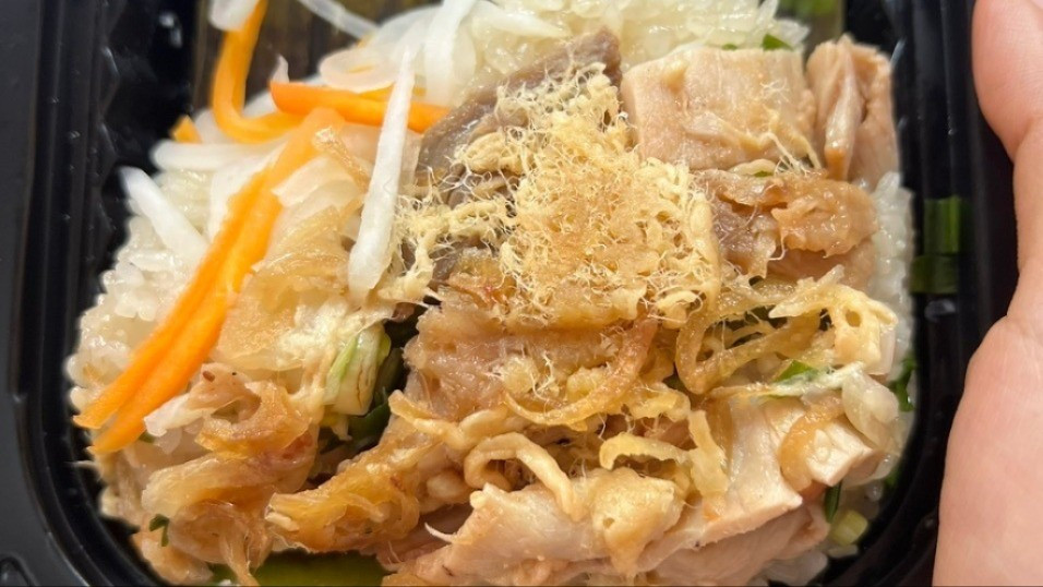 Xôi dở, giày xấu giá cao: 'Trend' đặt tên gây sốc, hút khách ở TPHCM- Ảnh 3. Xôi dở, giày xấu giá cao: 'Trend' đặt tên gây sốc, hút khách ở TPHCM- Ảnh 3.