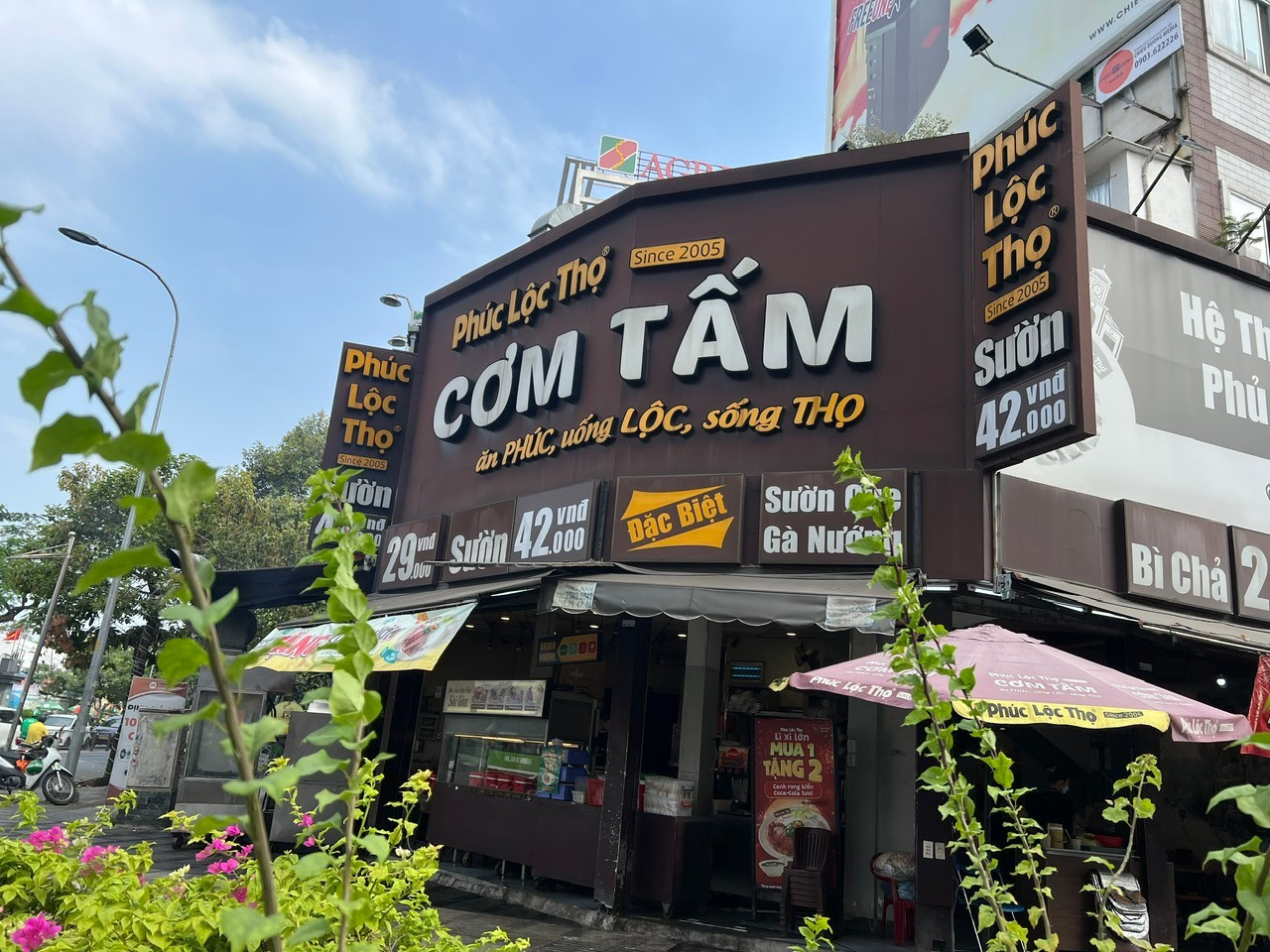 Xôi dở, giày xấu giá cao: 'Trend' đặt tên gây sốc, hút khách ở TPHCM- Ảnh 7. Xôi dở, giày xấu giá cao: 'Trend' đặt tên gây sốc, hút khách ở TPHCM- Ảnh 7.
