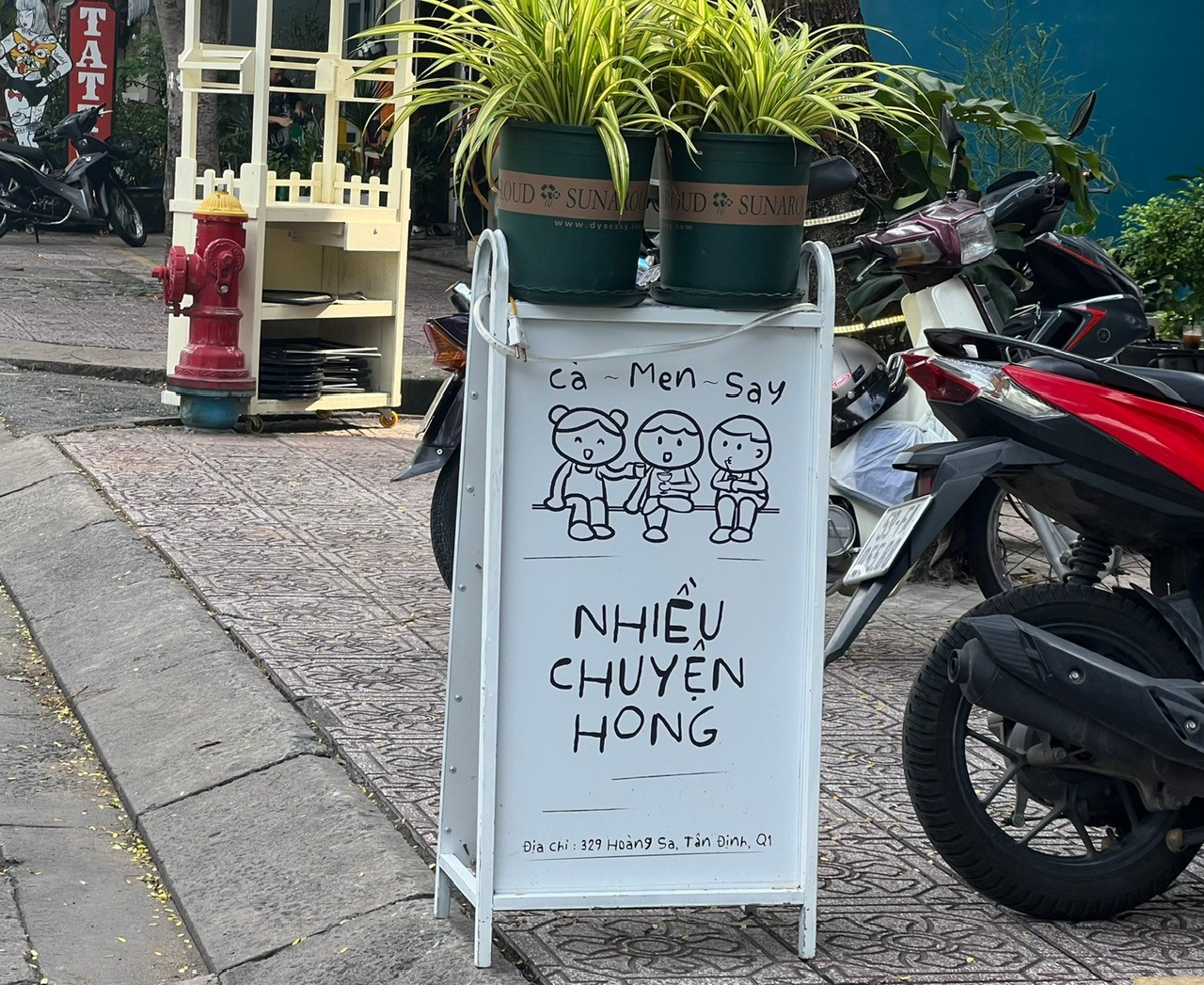 Xôi dở, giày xấu giá cao: 'Trend' đặt tên gây sốc, hút khách ở TPHCM- Ảnh 8. Xôi dở, giày xấu giá cao: 'Trend' đặt tên gây sốc, hút khách ở TPHCM- Ảnh 8.