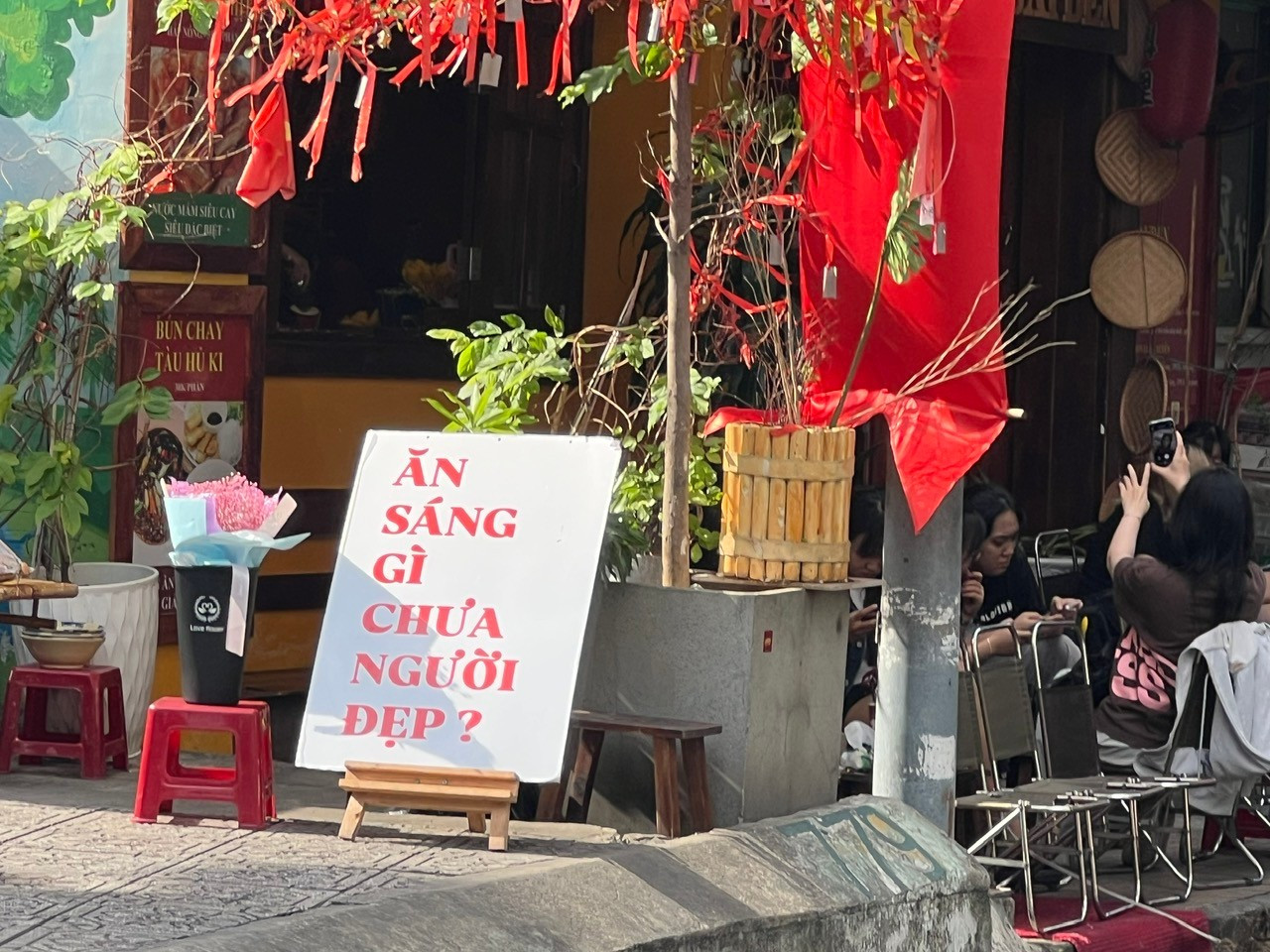 Xôi dở, giày xấu giá cao: 'Trend' đặt tên gây sốc, hút khách ở TPHCM- Ảnh 9. Xôi dở, giày xấu giá cao: 'Trend' đặt tên gây sốc, hút khách ở TPHCM- Ảnh 9.
