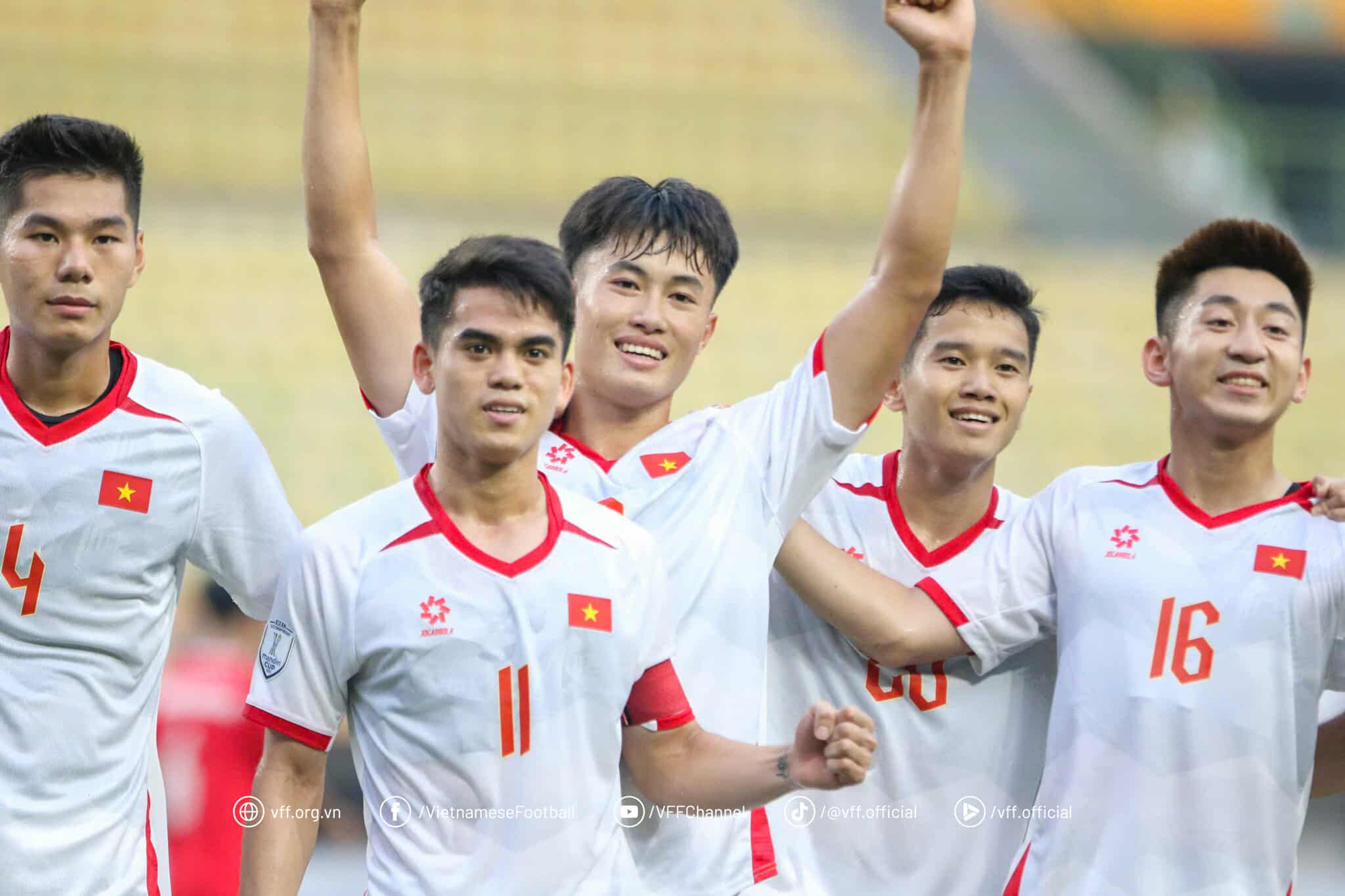 U23 Việt Nam thắng giòn giã, chạm một tay vào vé đi tiếp tại giải Đông Nam Á- Ảnh 4. U23 Việt Nam thắng giòn giã, chạm một tay vào vé đi tiếp tại giải Đông Nam Á- Ảnh 4.
