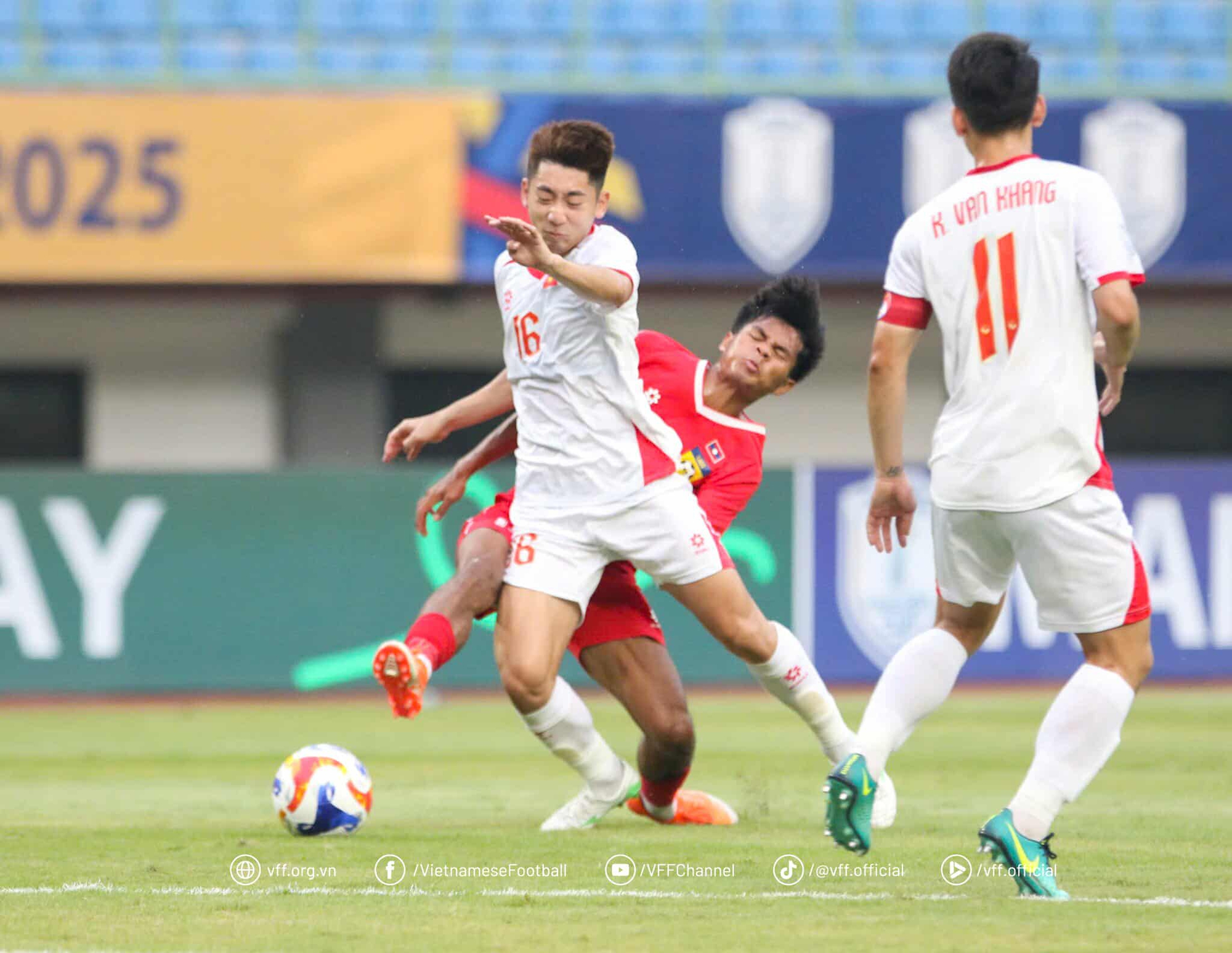 U23 Việt Nam thắng giòn giã, chạm một tay vào vé đi tiếp tại giải Đông Nam Á- Ảnh 3. U23 Việt Nam thắng giòn giã, chạm một tay vào vé đi tiếp tại giải Đông Nam Á- Ảnh 3.