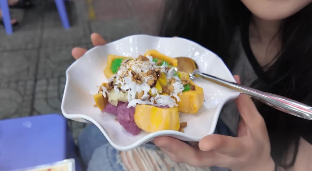 Khách Trung Quốc thích mê 1 món vỉa hè tại TP HCM, thốt lên: "Sống ở Việt Nam sung sướng quá"- Ảnh 2. Khách Trung Quốc thích mê 1 món vỉa hè tại TP HCM, thốt lên: "Sống ở Việt Nam sung sướng quá"- Ảnh 2.