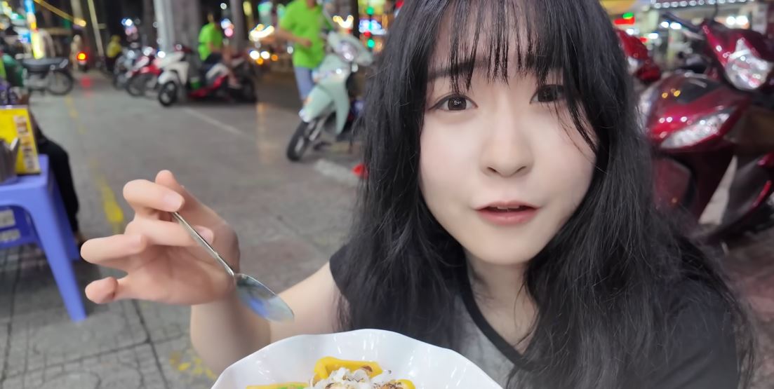 Khách Trung Quốc thích mê 1 món vỉa hè tại TP HCM, thốt lên: "Sống ở Việt Nam sung sướng quá"- Ảnh 4. Khách Trung Quốc thích mê 1 món vỉa hè tại TP HCM, thốt lên: "Sống ở Việt Nam sung sướng quá"- Ảnh 4.